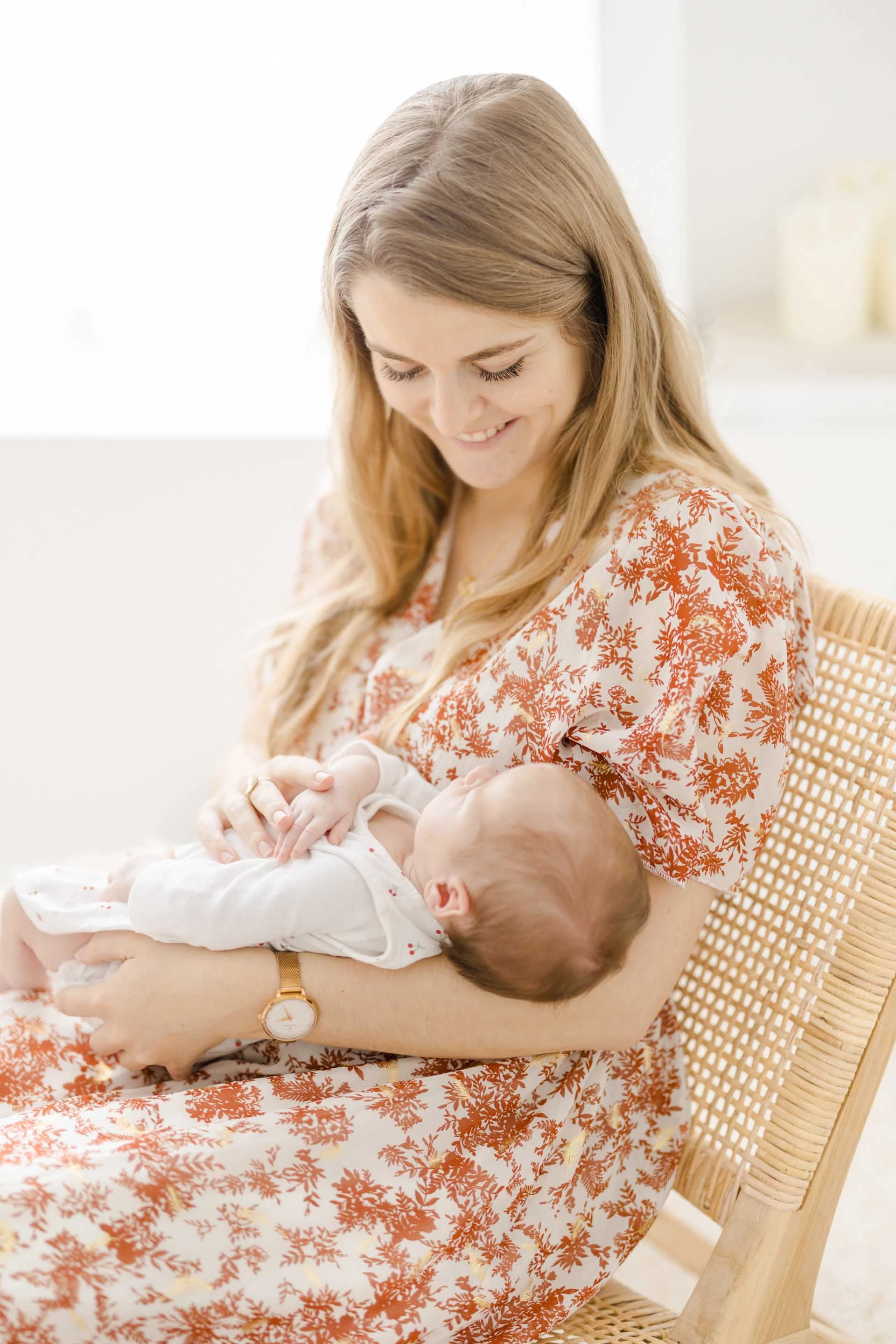 main bonheur enfant sourire gris